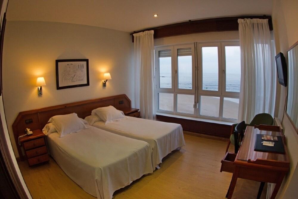 Hotel Josein Комильяс Экстерьер фото
