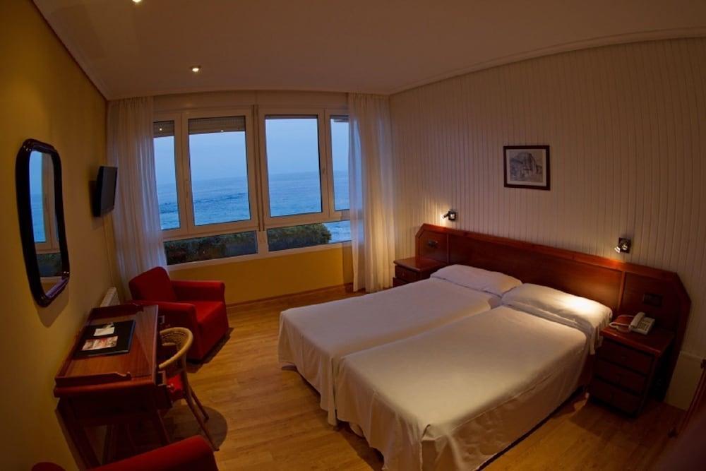 Hotel Josein Комильяс Экстерьер фото